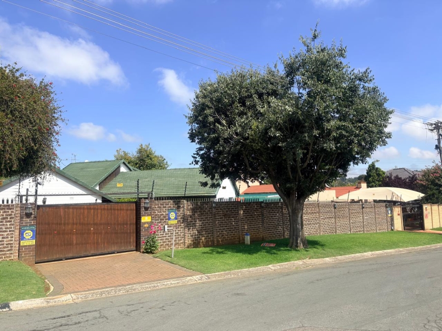 5 Bedroom Property for Sale in Glenanda Gauteng