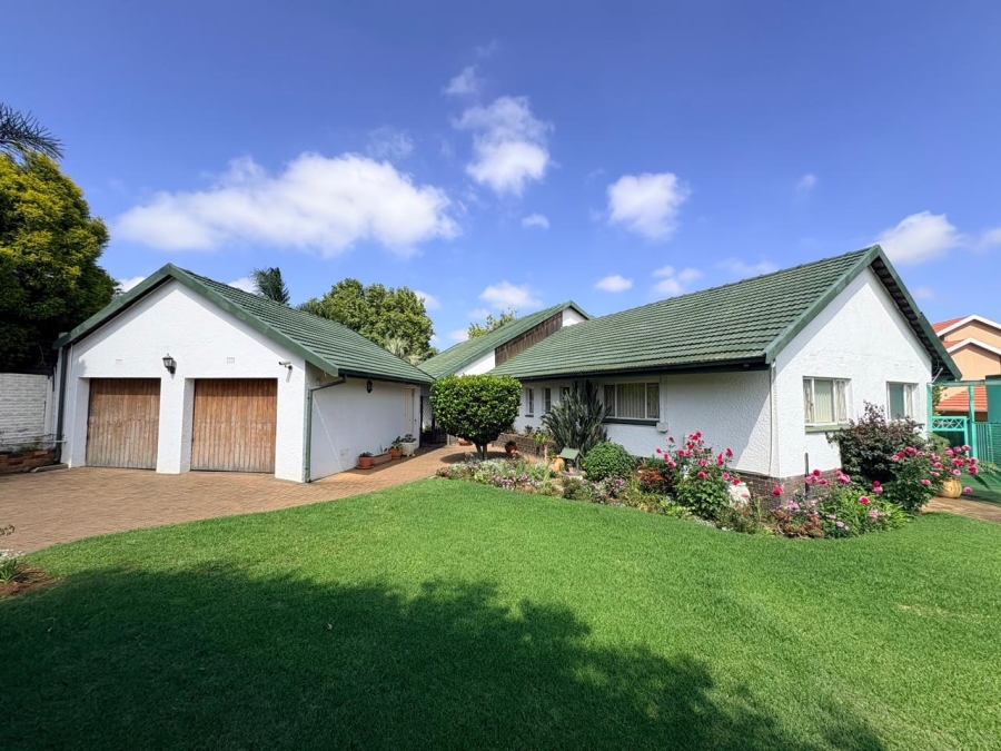 5 Bedroom Property for Sale in Glenanda Gauteng