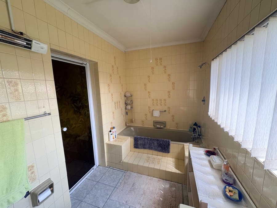 5 Bedroom Property for Sale in Glenanda Gauteng