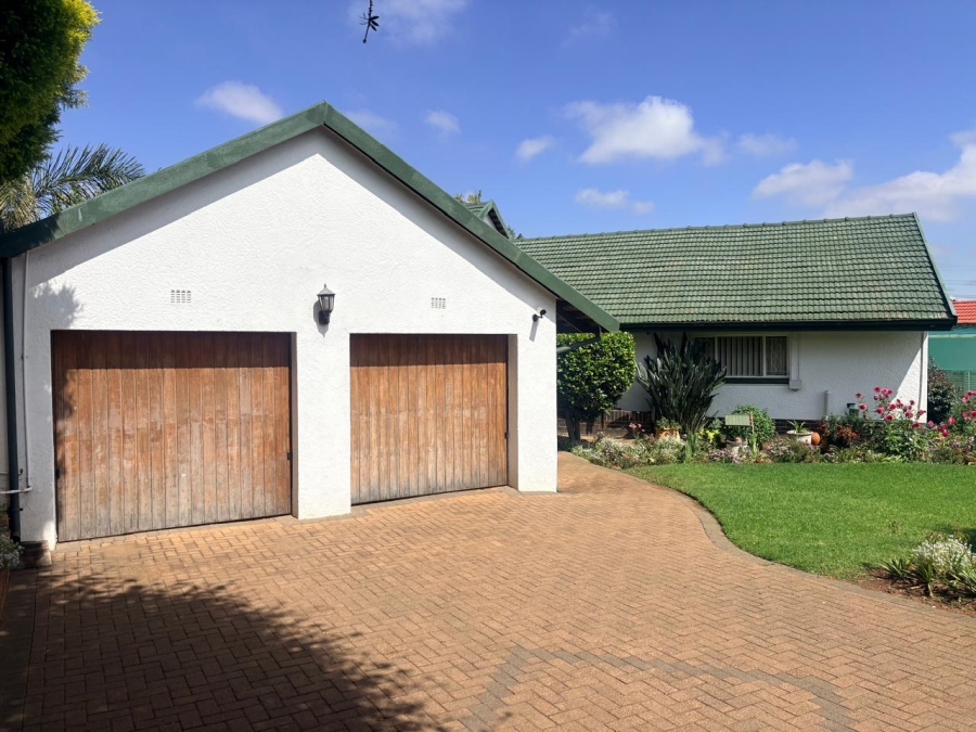 5 Bedroom Property for Sale in Glenanda Gauteng