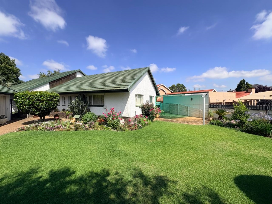 5 Bedroom Property for Sale in Glenanda Gauteng