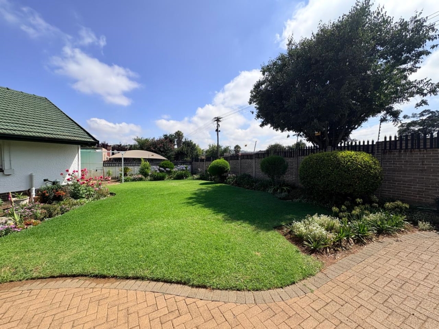 5 Bedroom Property for Sale in Glenanda Gauteng