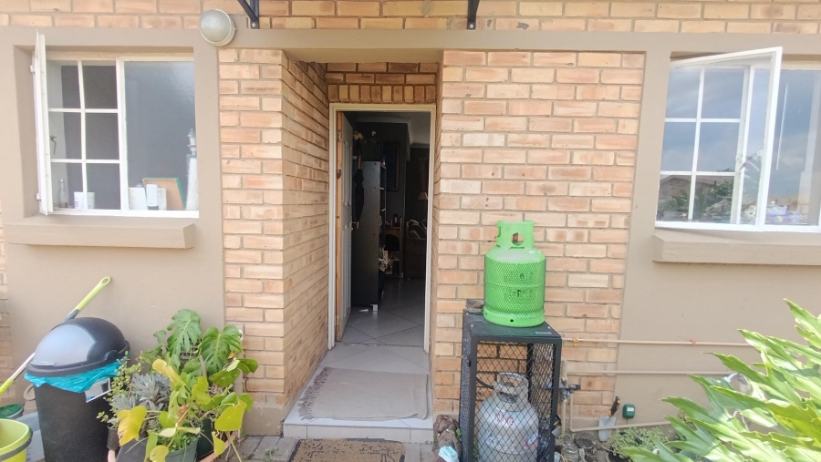 2 Bedroom Property for Sale in Heuwelsig Estate Gauteng