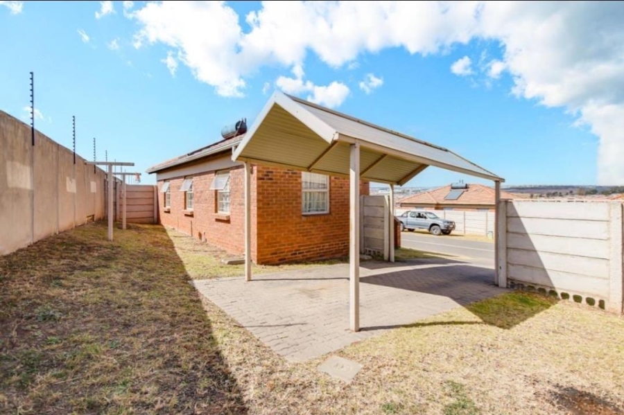 To Let 3 Bedroom Property for Rent in Thatch Hill Estate Gauteng