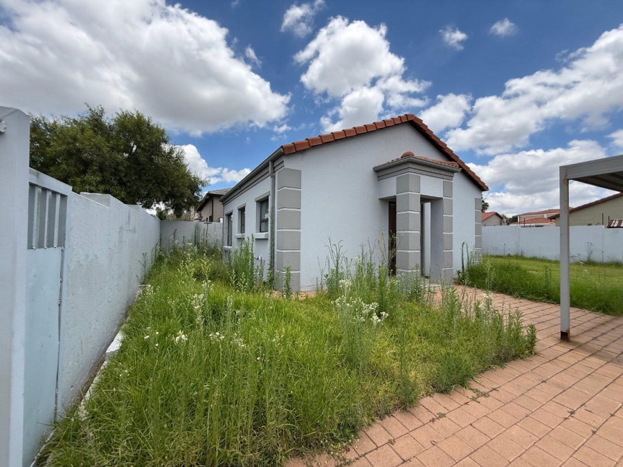 2 Bedroom Property for Sale in Blue Hills Gauteng