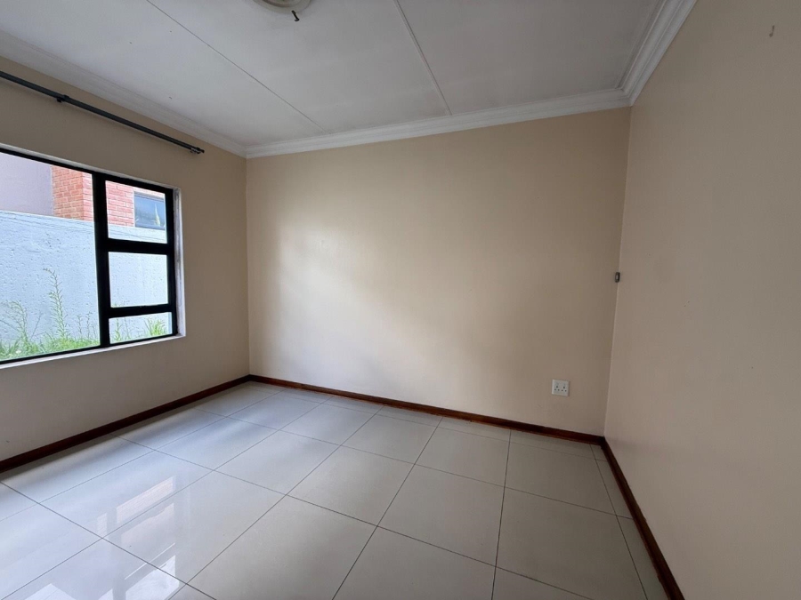 2 Bedroom Property for Sale in Blue Hills Gauteng