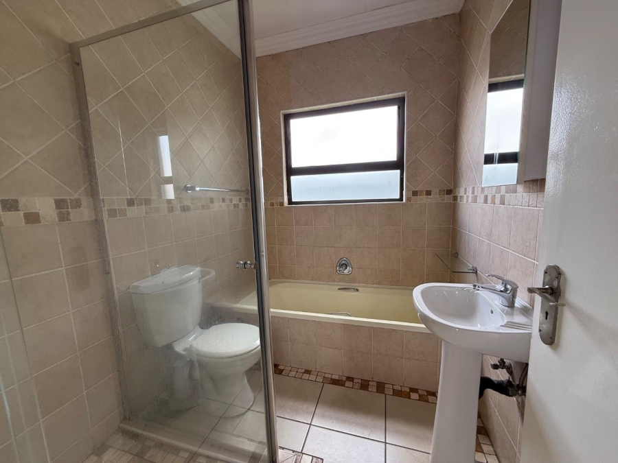 2 Bedroom Property for Sale in Blue Hills Gauteng