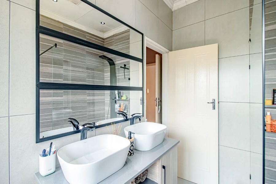 5 Bedroom Property for Sale in Highveld Gauteng