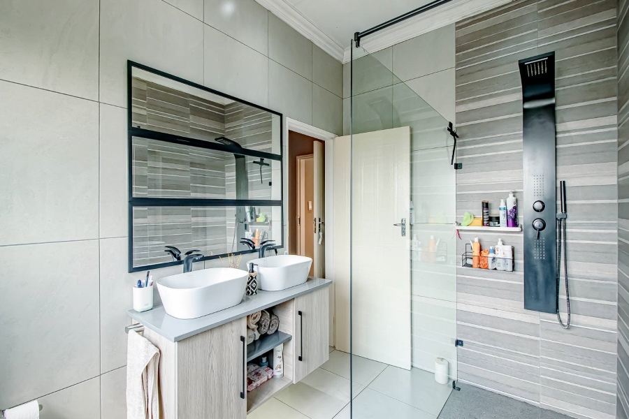 5 Bedroom Property for Sale in Highveld Gauteng