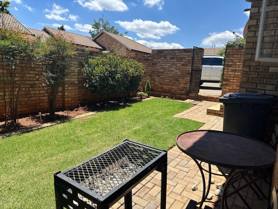 To Let 2 Bedroom Property for Rent in Weltevreden Park Gauteng