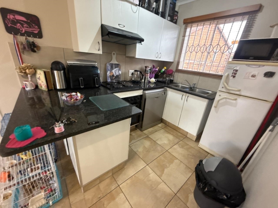 To Let 2 Bedroom Property for Rent in Weltevreden Park Gauteng