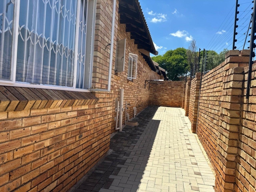 To Let 2 Bedroom Property for Rent in Weltevreden Park Gauteng