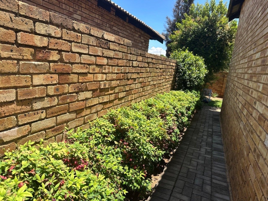 To Let 2 Bedroom Property for Rent in Weltevreden Park Gauteng