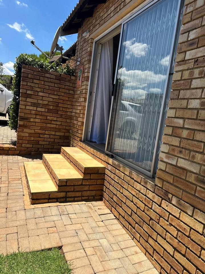 To Let 2 Bedroom Property for Rent in Weltevreden Park Gauteng