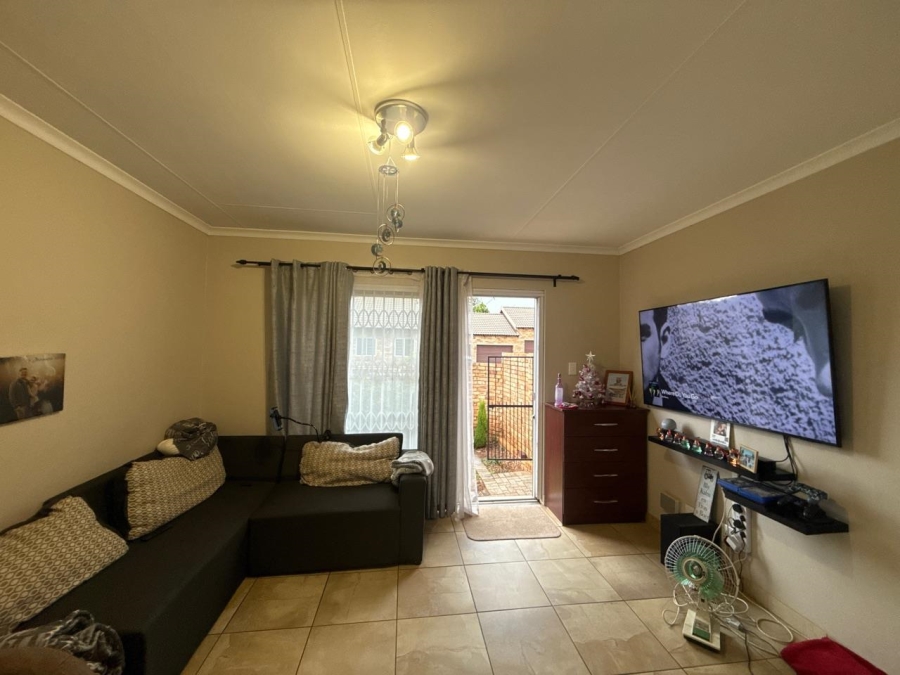 To Let 2 Bedroom Property for Rent in Weltevreden Park Gauteng