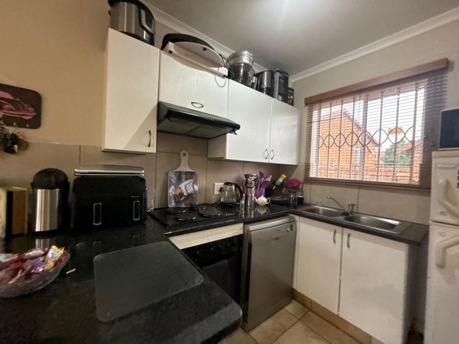To Let 2 Bedroom Property for Rent in Weltevreden Park Gauteng