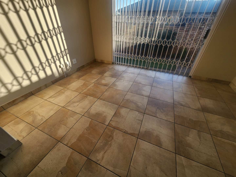 To Let 2 Bedroom Property for Rent in Weltevreden Park Gauteng