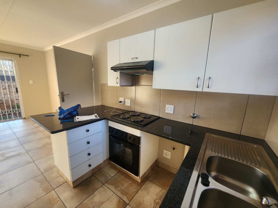 To Let 2 Bedroom Property for Rent in Weltevreden Park Gauteng
