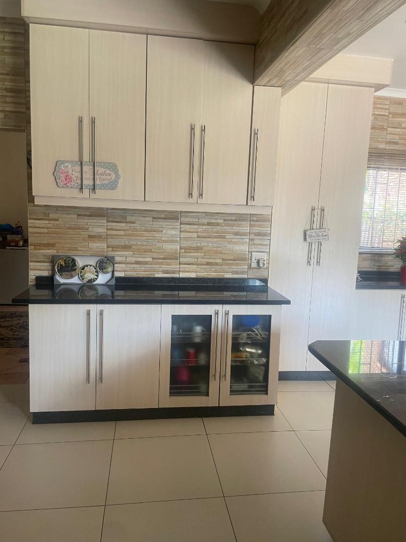 7 Bedroom Property for Sale in Heuweloord Gauteng