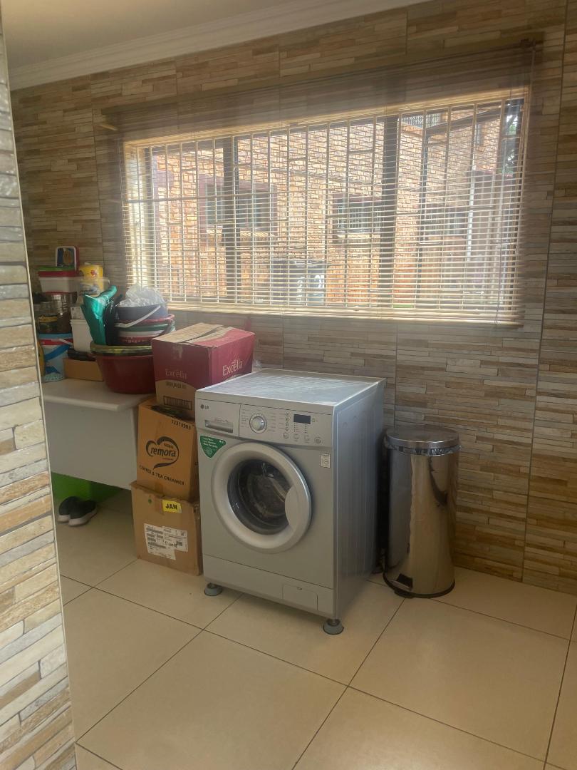 7 Bedroom Property for Sale in Heuweloord Gauteng