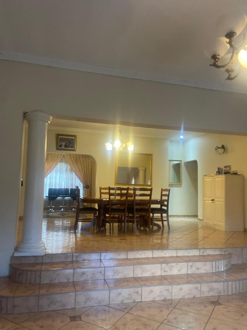 7 Bedroom Property for Sale in Heuweloord Gauteng