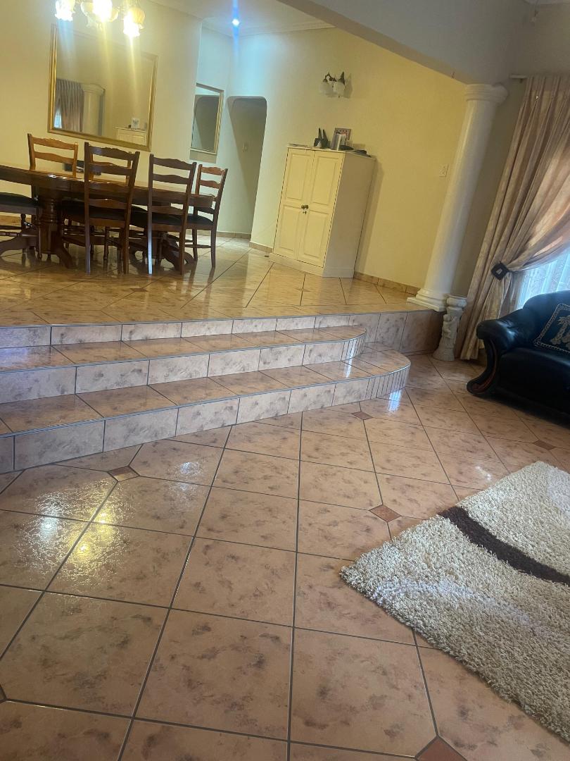 7 Bedroom Property for Sale in Heuweloord Gauteng