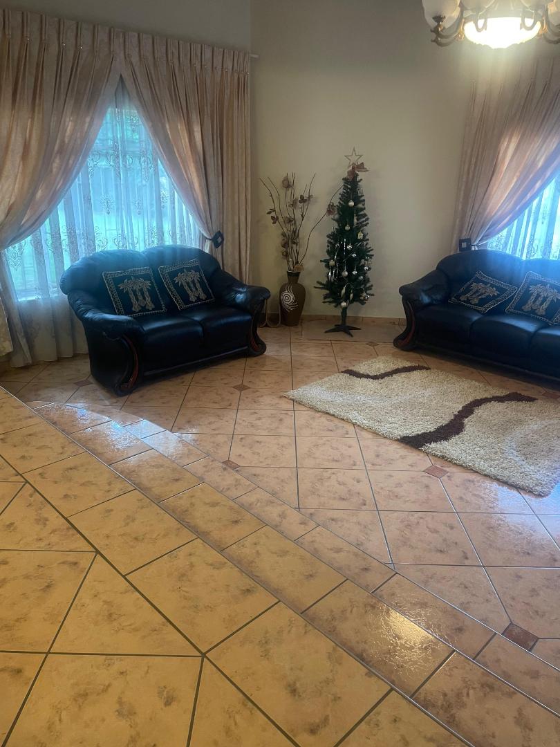 7 Bedroom Property for Sale in Heuweloord Gauteng