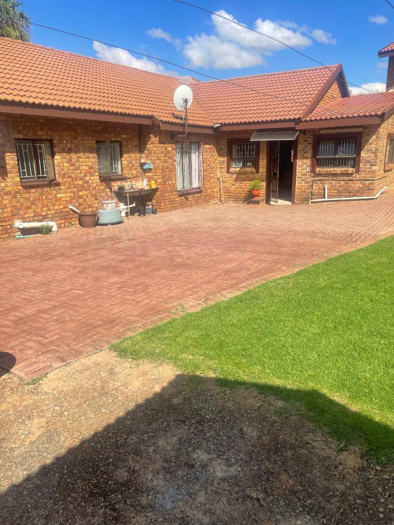 7 Bedroom Property for Sale in Heuweloord Gauteng