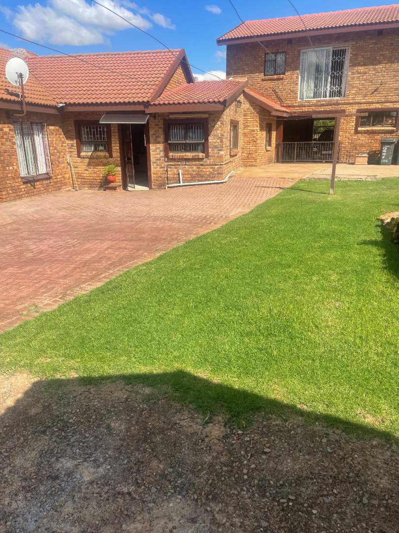 7 Bedroom Property for Sale in Heuweloord Gauteng
