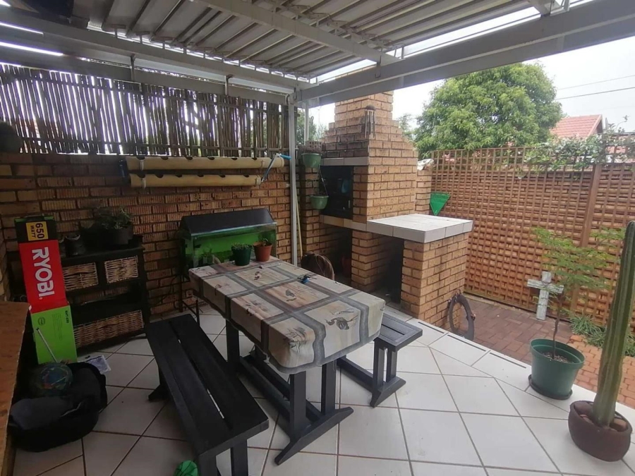 2 Bedroom Property for Sale in Eldoraigne Gauteng