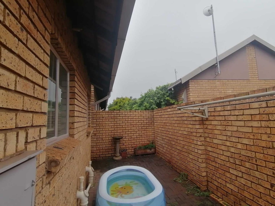 2 Bedroom Property for Sale in Eldoraigne Gauteng