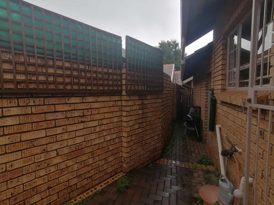 2 Bedroom Property for Sale in Eldoraigne Gauteng