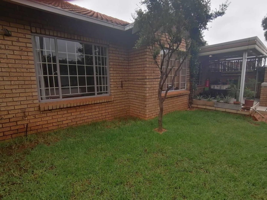 2 Bedroom Property for Sale in Eldoraigne Gauteng