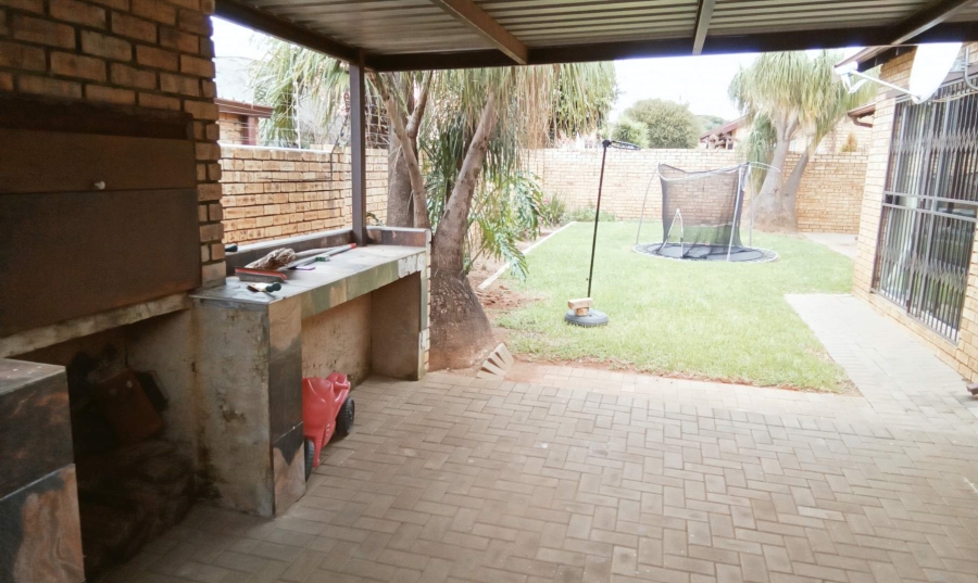 3 Bedroom Property for Sale in Wilgeheuwel Gauteng
