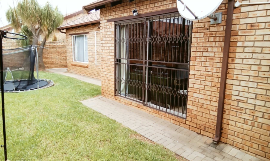 3 Bedroom Property for Sale in Wilgeheuwel Gauteng