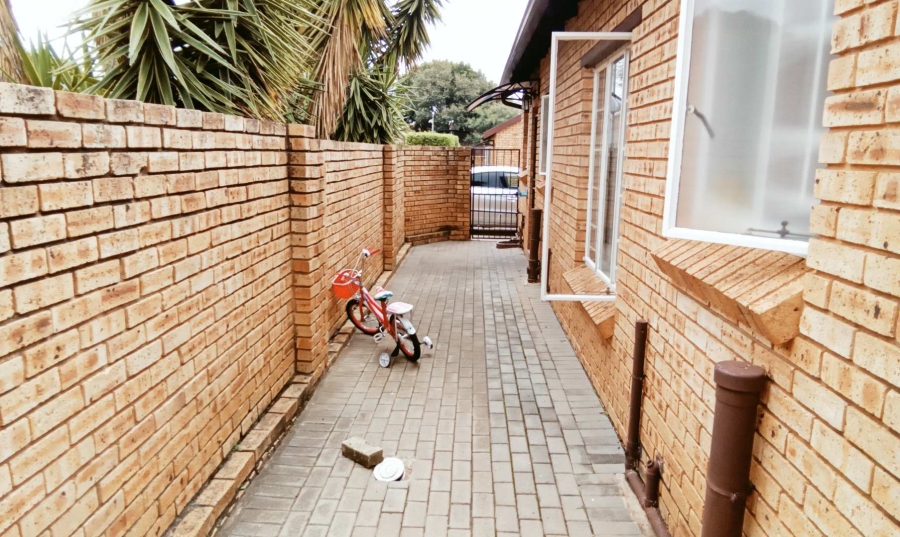 3 Bedroom Property for Sale in Wilgeheuwel Gauteng