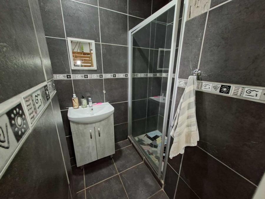 5 Bedroom Property for Sale in Annlin Gauteng