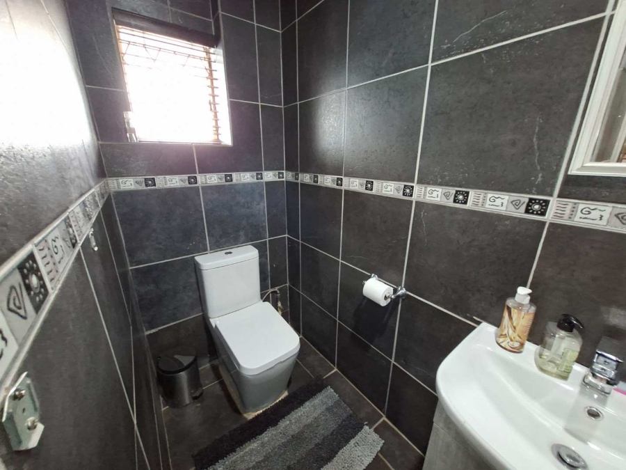 5 Bedroom Property for Sale in Annlin Gauteng