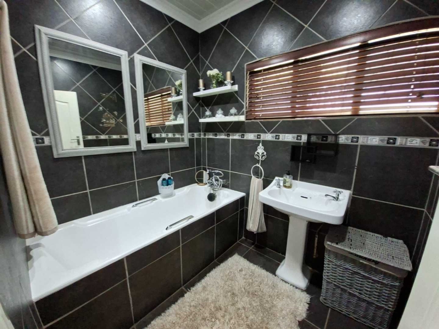 5 Bedroom Property for Sale in Annlin Gauteng