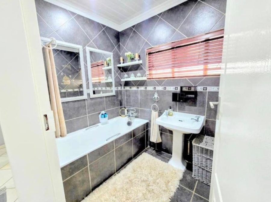 5 Bedroom Property for Sale in Annlin Gauteng