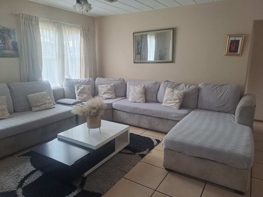 2 Bedroom Property for Sale in Die Hoewes Gauteng