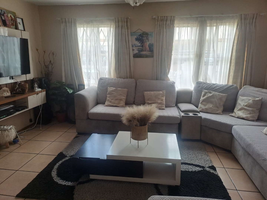 2 Bedroom Property for Sale in Die Hoewes Gauteng