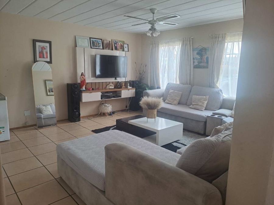 2 Bedroom Property for Sale in Die Hoewes Gauteng