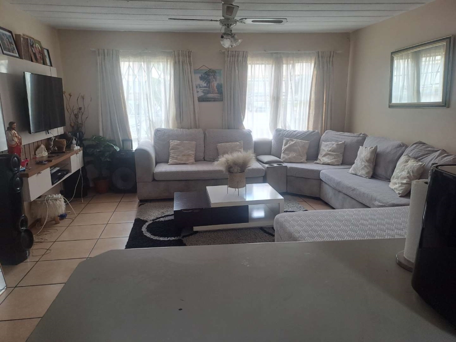 2 Bedroom Property for Sale in Die Hoewes Gauteng