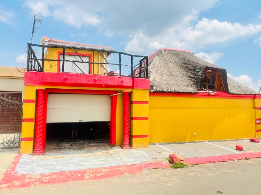 8 Bedroom Property for Sale in Mapetla Gauteng