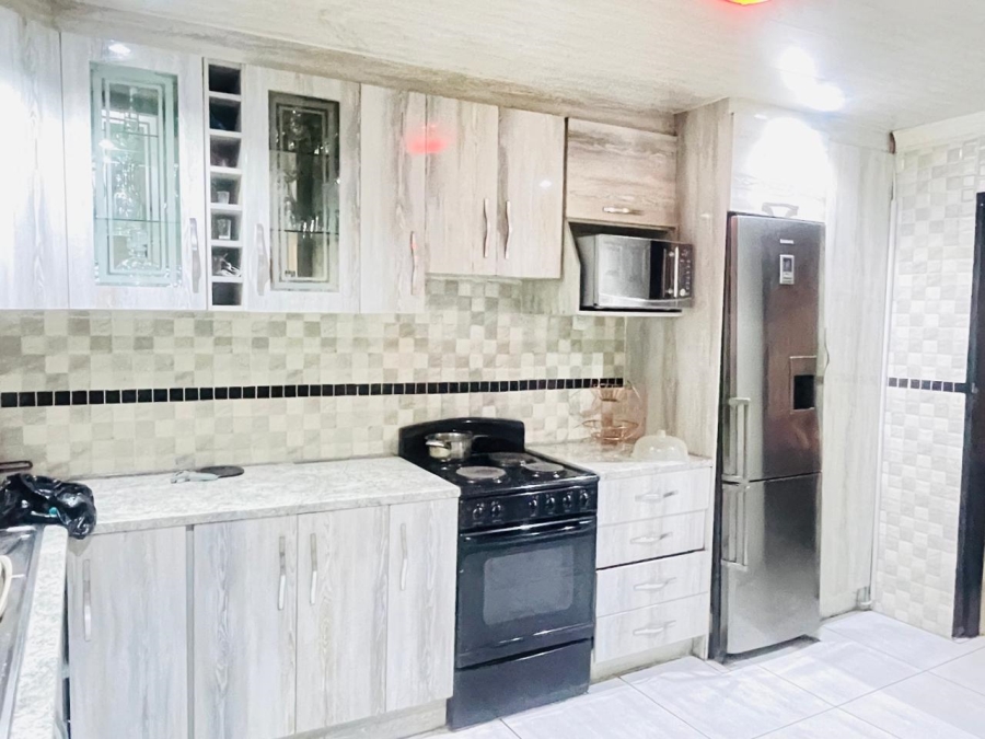 8 Bedroom Property for Sale in Mapetla Gauteng