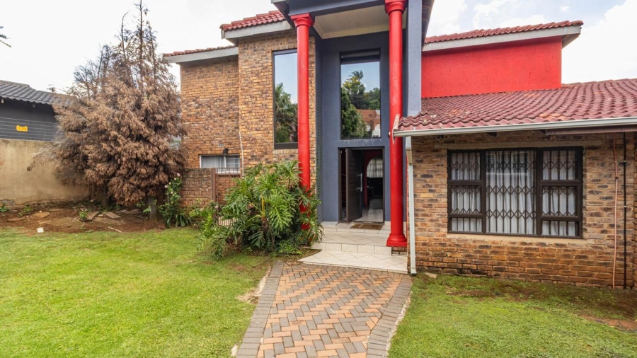 5 Bedroom Property for Sale in Glenvista Gauteng