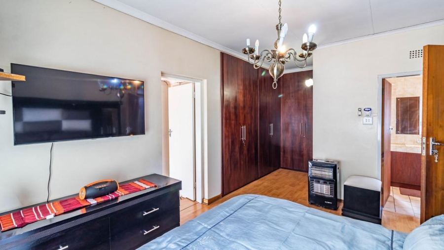 5 Bedroom Property for Sale in Glenvista Gauteng