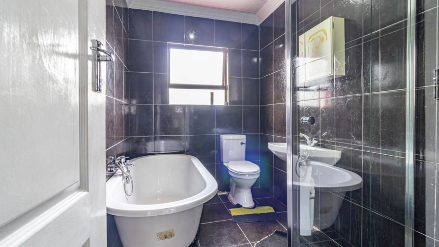 5 Bedroom Property for Sale in Glenvista Gauteng