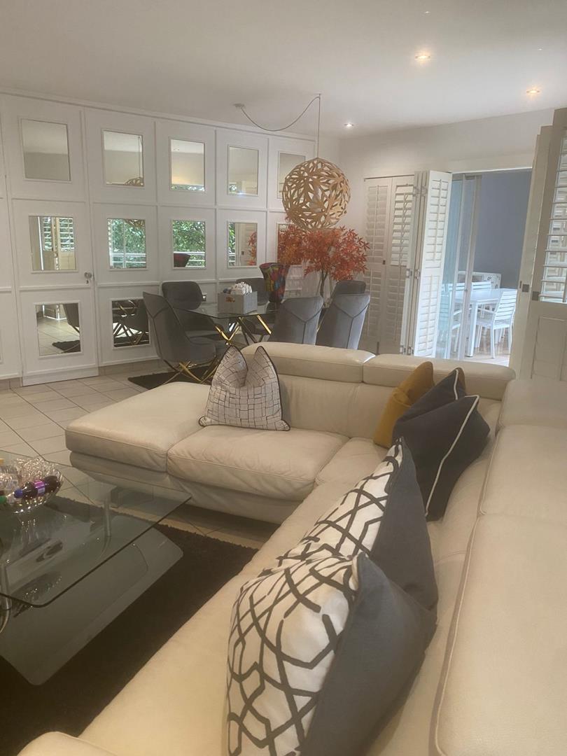 To Let 2 Bedroom Property for Rent in Sandhurst Gauteng